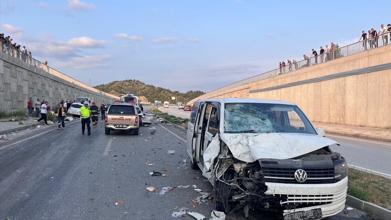 Kastamonu'da Üç Araçlı Trafik Kazasında 9 Kişi Yaralandı