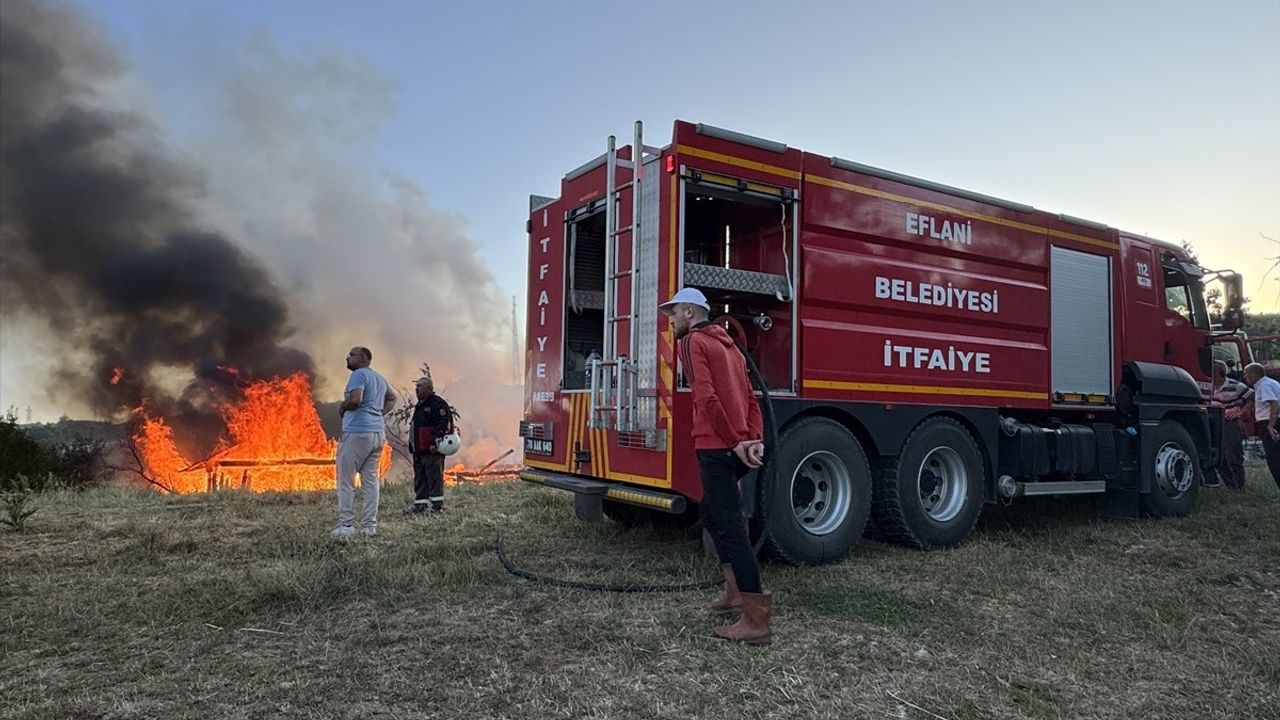 Kastamonu'da Yangın: 3 Samanlık, Garaj ve Odunluk Zarar Gördü