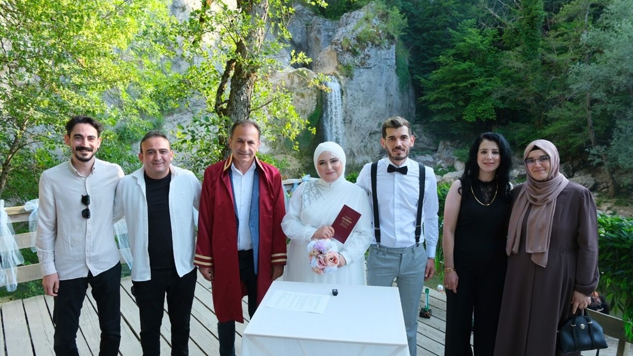 Kastamonulu çift, Ilıca Şelalesi'nde nikahlarını kıydırdı