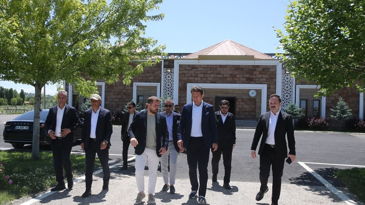 Kaymakam Bayram ve Okçular Vakfı Başkanı Topbaş, Malazgirt Zaferi Etkinlik Alanını İnceledi