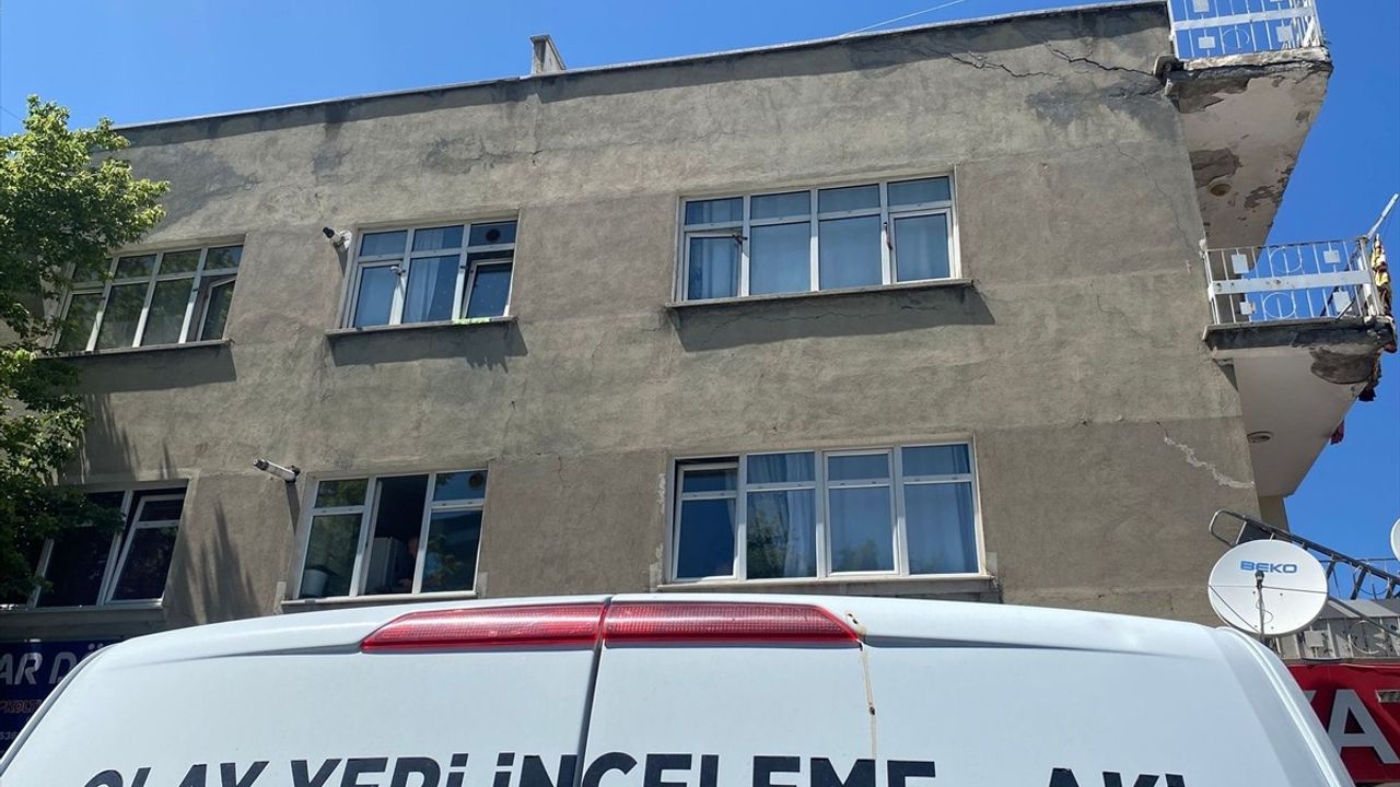 Kayseri'de Birinci Kattaki Pencereden Düşen Çocuk Ağır Yaralandı