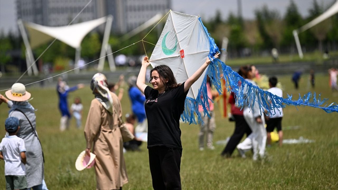 Kayseri'de Uçurtma Şenliği ile Bağımlılıkla Mücadeleye Dikkat Çekildi