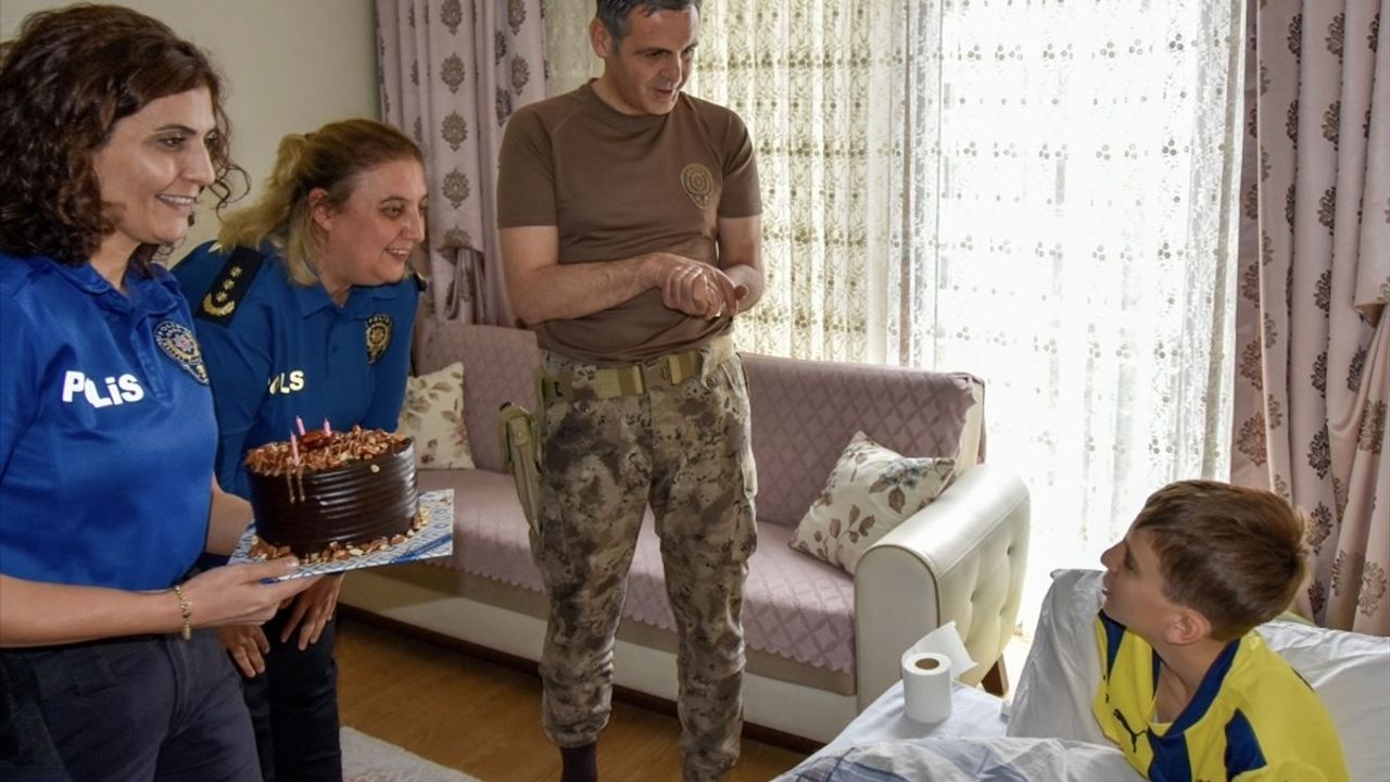 Kayseri İl Emniyet Müdürü Atanur Aydın, Şehit Ailesini Ziyaret Etti