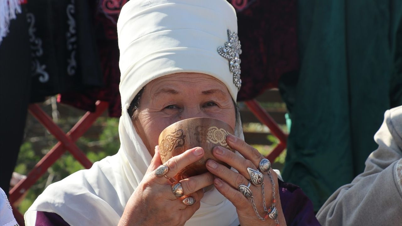 Kazakistan'da Geleneksel Kımız Festivali Yapıldı