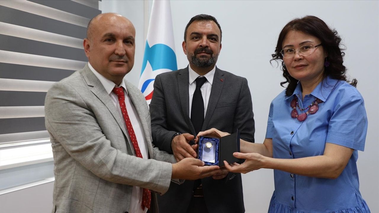 Kazakistan'da 'Türk Dünyası ve Pir-i Türkistan: Yesevi Yolu ve Mirası' Paneli Düzenlendi