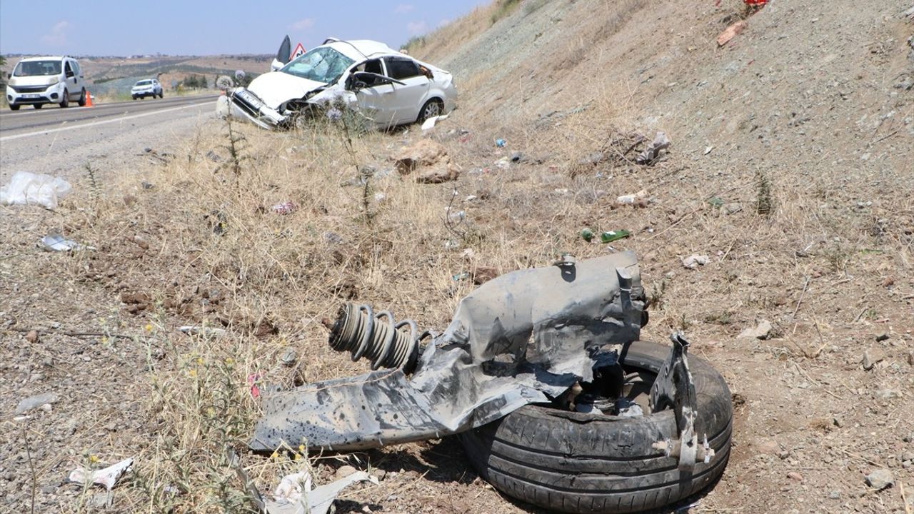 Kilis'te İki Otomobilin Çarpışması: 8 Yaralı