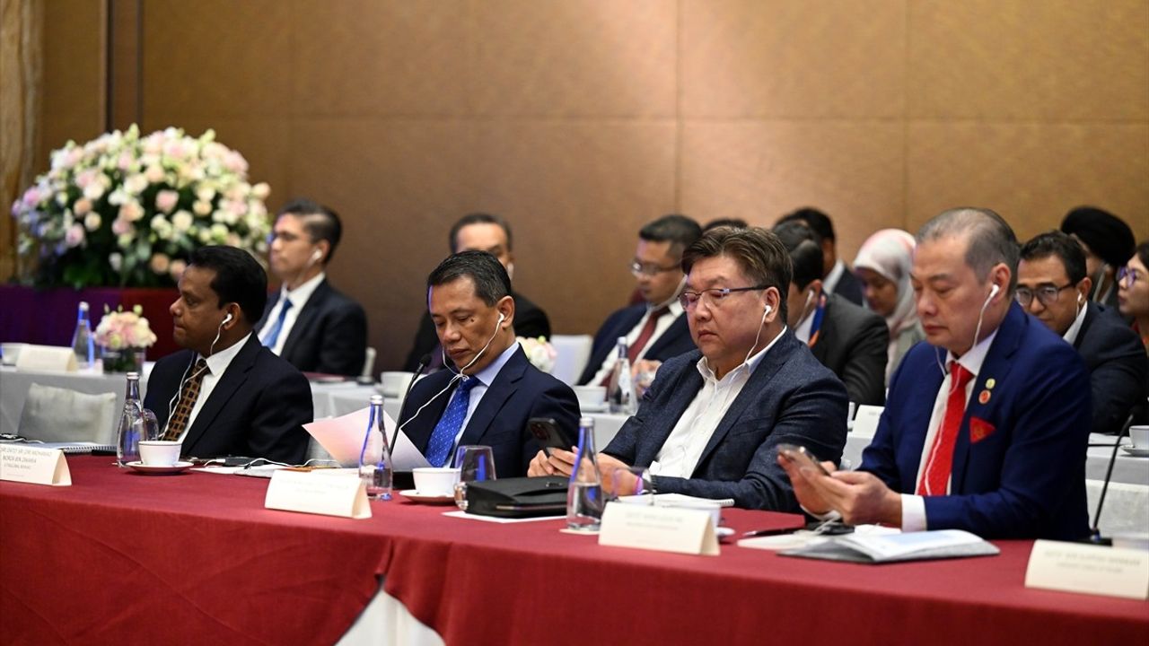 Kırgızistan Cumhurbaşkanı Caparov, Malezyalı Yatırımcıları Ülkesine Davet Etti