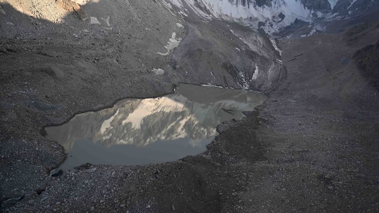 Kırgızistan'da Dağ Gölünün Taşması Sonrası 950 Kişi Tahliye Edildi