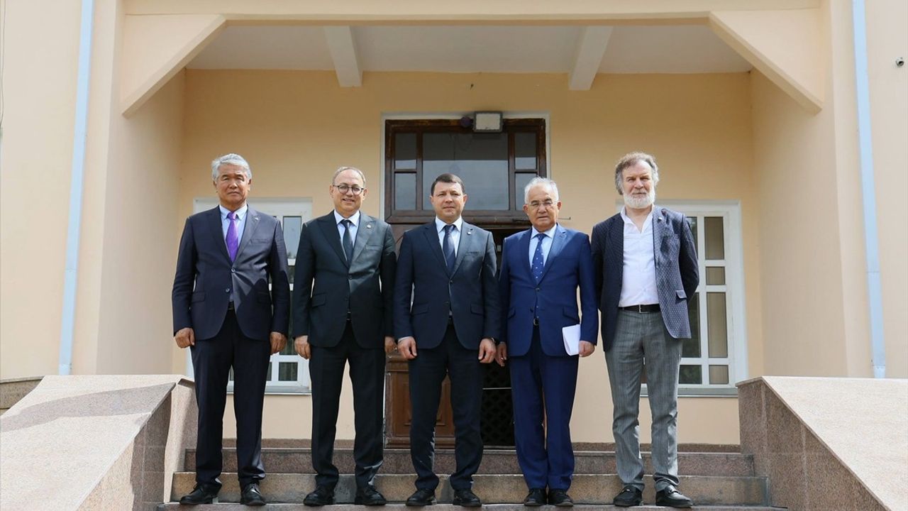 Kırgızistan Kültür Bakanı Mambetaliyev, MHP Milletvekili Topsakal'ı kabul etti