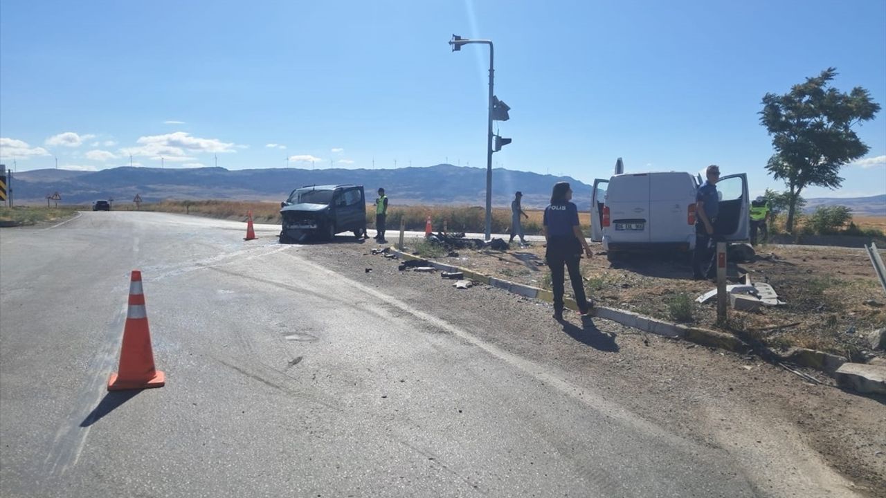 Kırıkkale'de Minibüs ve Hafif Ticari Araç Çarpıştı: 6 Yaralı