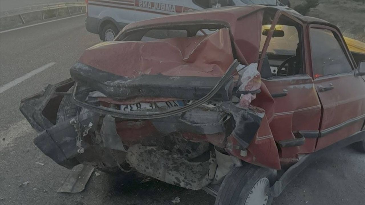 Kırıkkale'de Otomobil ile Kamyonet Çarpıştı: 1 Ölü, 2 Yaralı