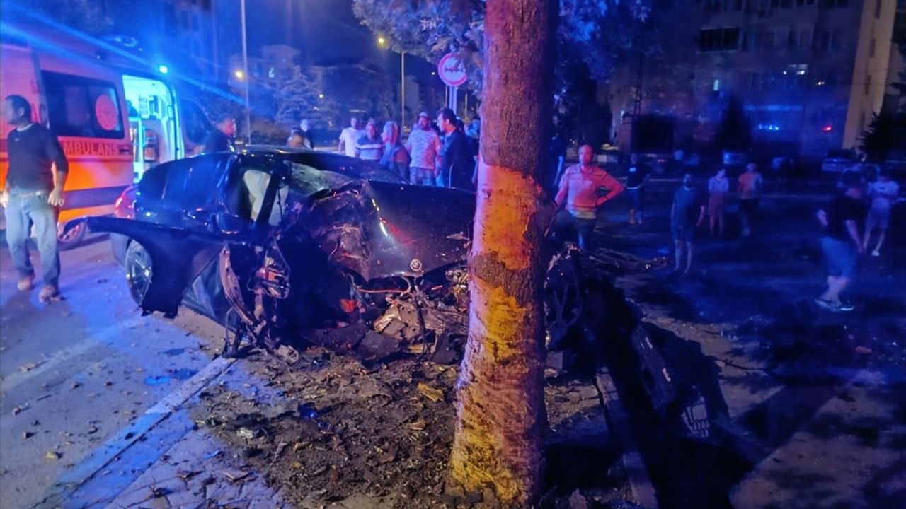 Kırklareli'nde Ağaca Çarpan Otomobilde Bir Kişi Hayatını Kaybetti