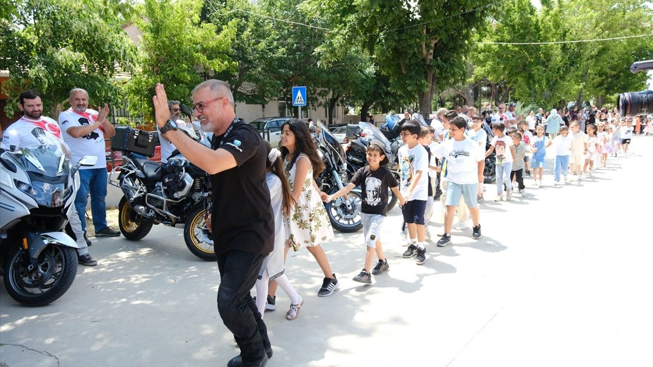 Kırklareli'nde Motosiklet Tutkunları, Dezavantajlı Öğrencilere Hediyeler Dağıttı