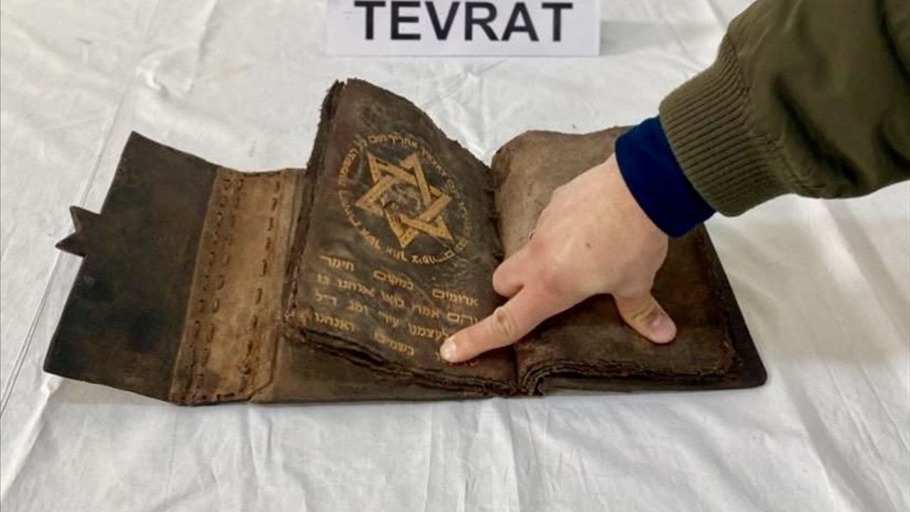 Kırşehir'de Jandarma Kontrolünde 700 Yıllık Tevrat Ele Geçirildi