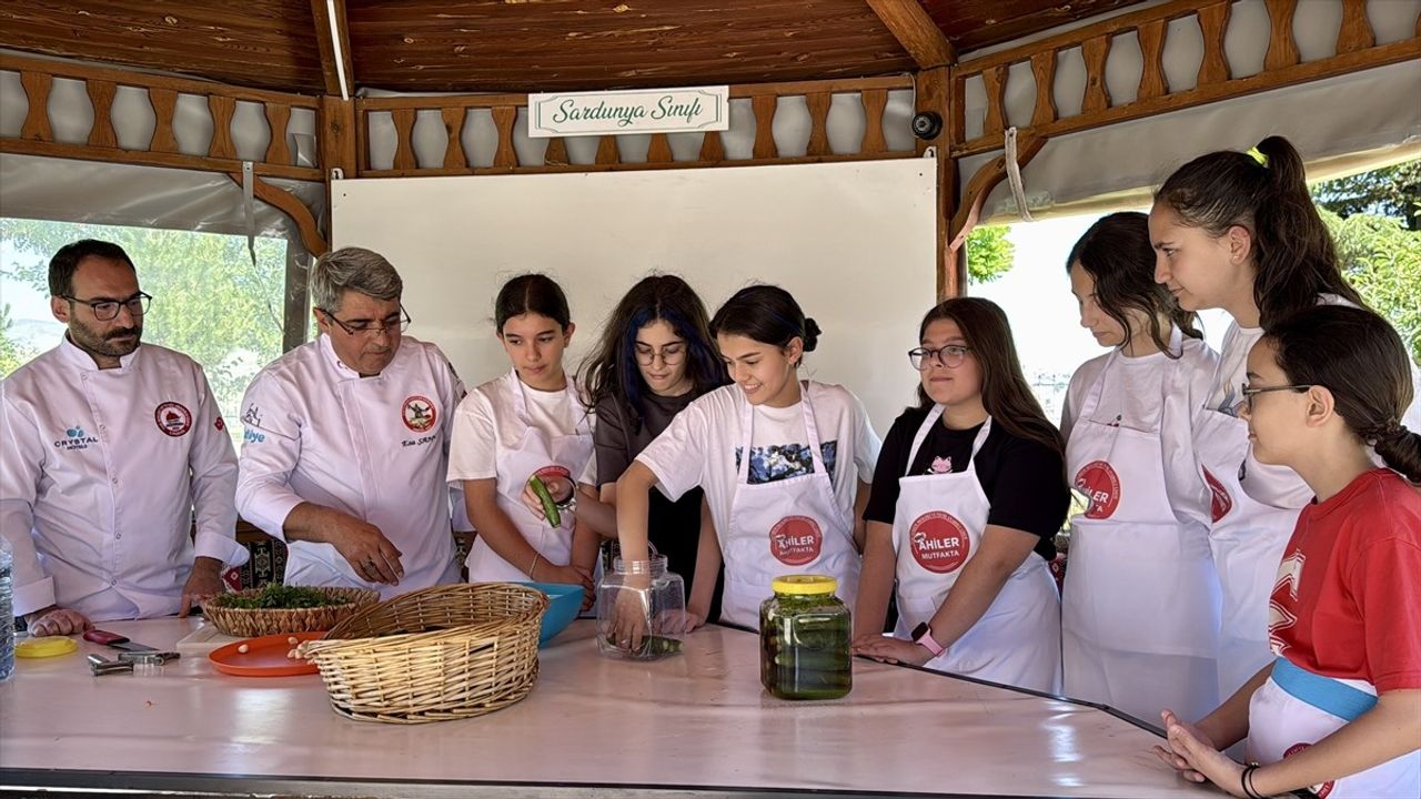 Kırşehir'de Ortaokul Öğrencileri 'Gastronomi Serası'nda Turşu Yapmayı Öğreniyor