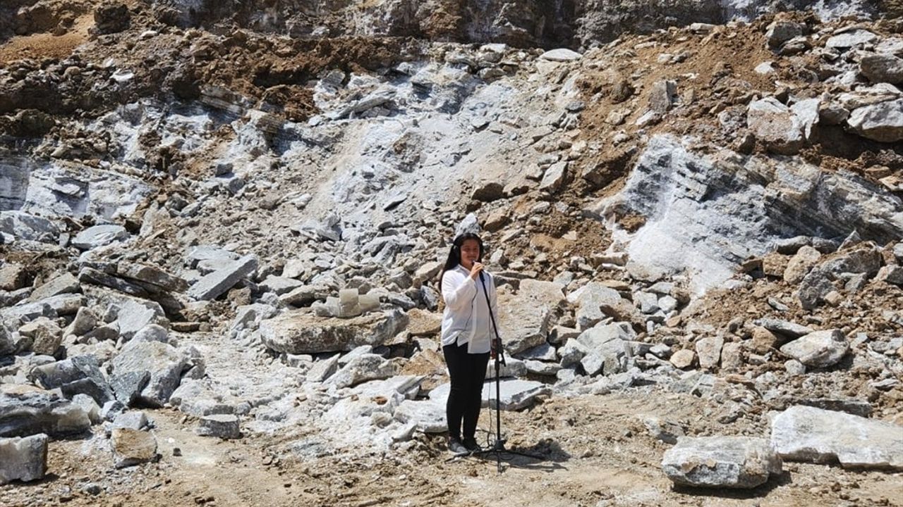 Kırşehir Mucur'da Öğrenciler Türkü ile Belediye Tanıtım Klibi Hazırladı