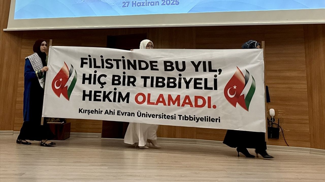 Kırşehir Tıp Mezunları, Filistin'e Destek İçin Mezuniyet Töreninde Kefiye Taktı