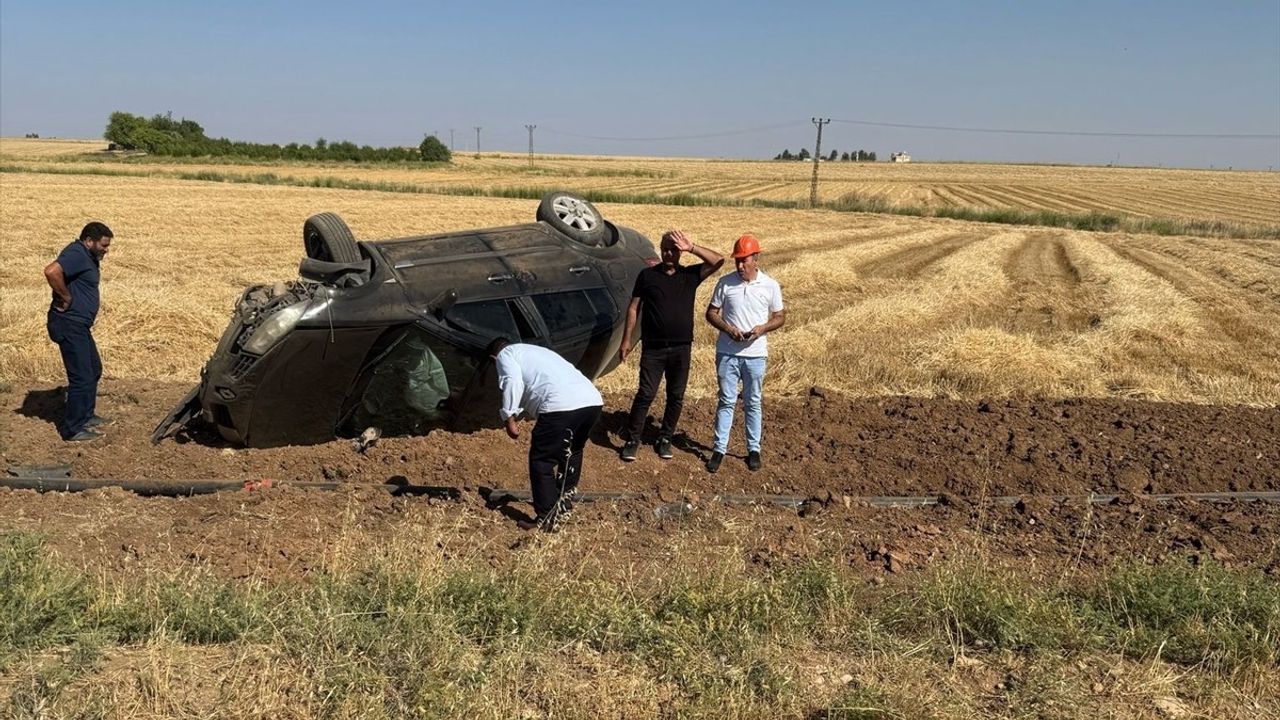 Kızıltepe'de Tarlaya Devrilen Otomobilde Baba ve Kızı Yaralandı