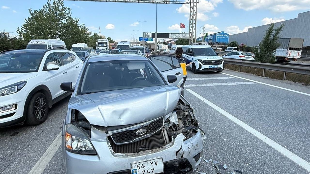 Kocaeli D-100 Kara Yolunda Zincirleme Kaza: İki Yaralı
