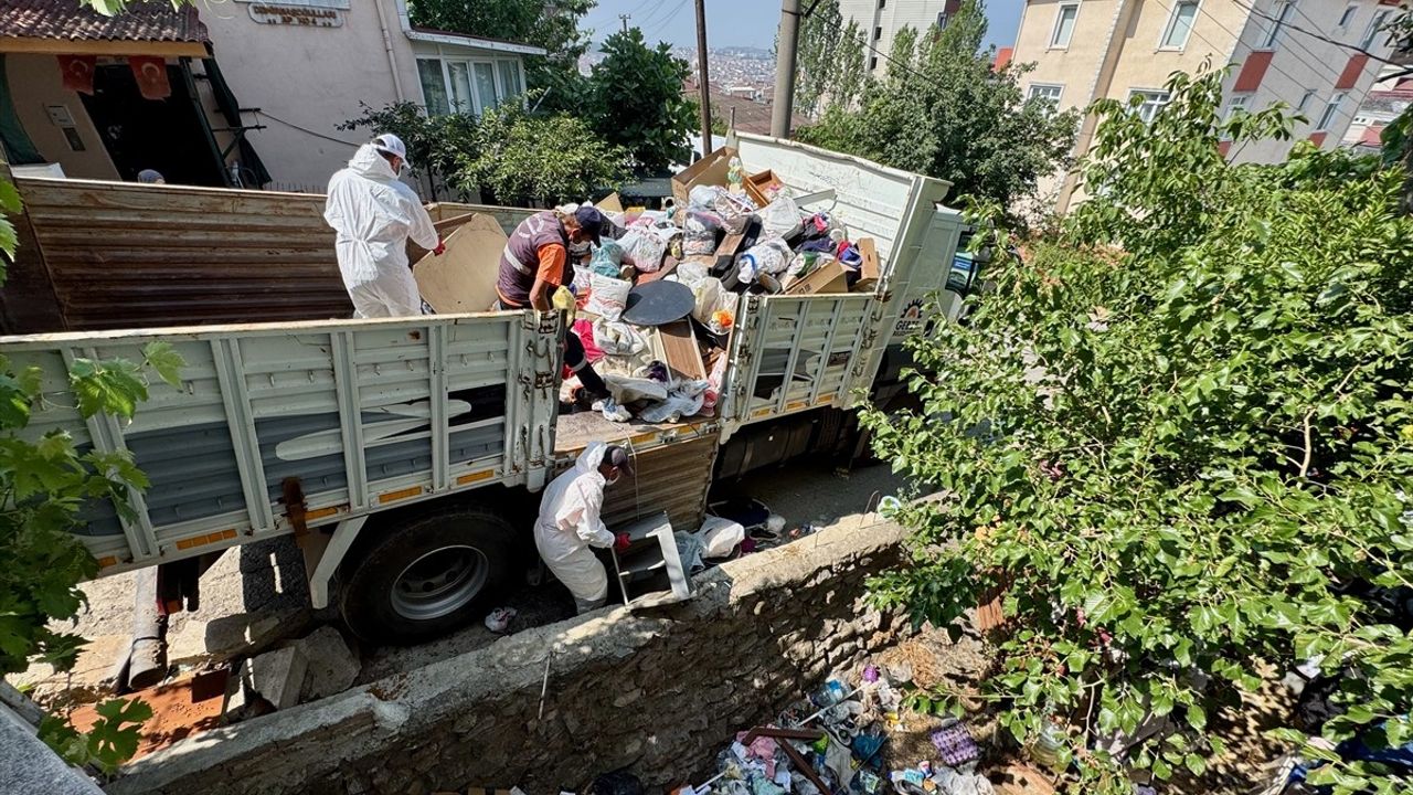 Kocaeli'de Dubleks Daireden Kamyonlarca Çöp Temizlendi