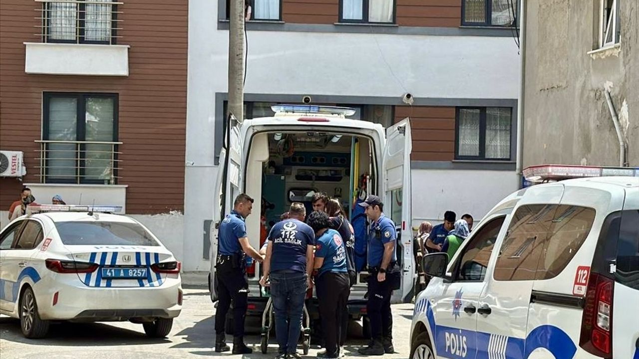 Kocaeli'de Kavga: 1 Polis ile 2 Kişi Yaralandı