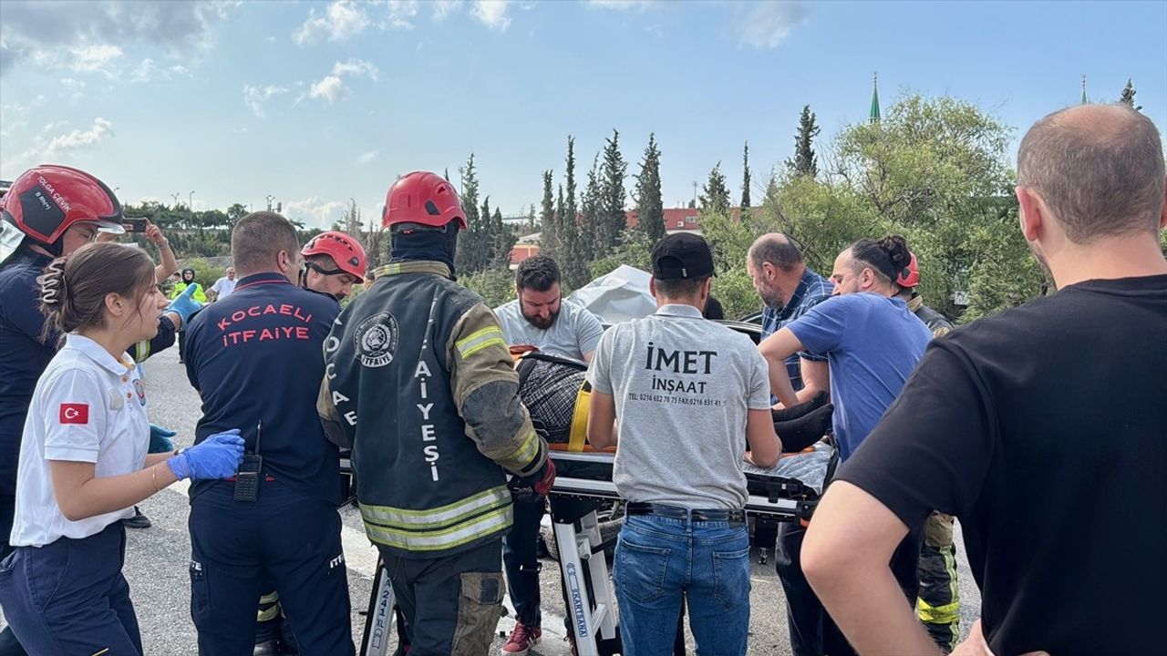 Kocaeli'de Otoyolda Otobüs ile Çarpışan Otomobilde 3 Yaralı