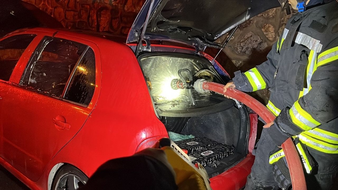 Kocaeli'de Seyir Halindeyken Yanan Otomobil Kullanılamaz Hale Geldi