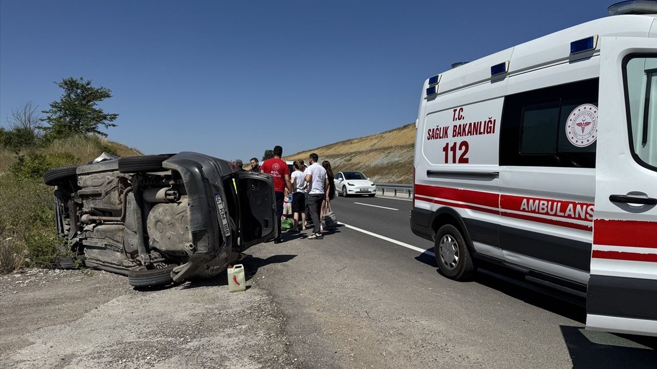 Kocaeli'de Takla Atan Araçtaki 5 Kişi Yaralanmadan Kurtuldu