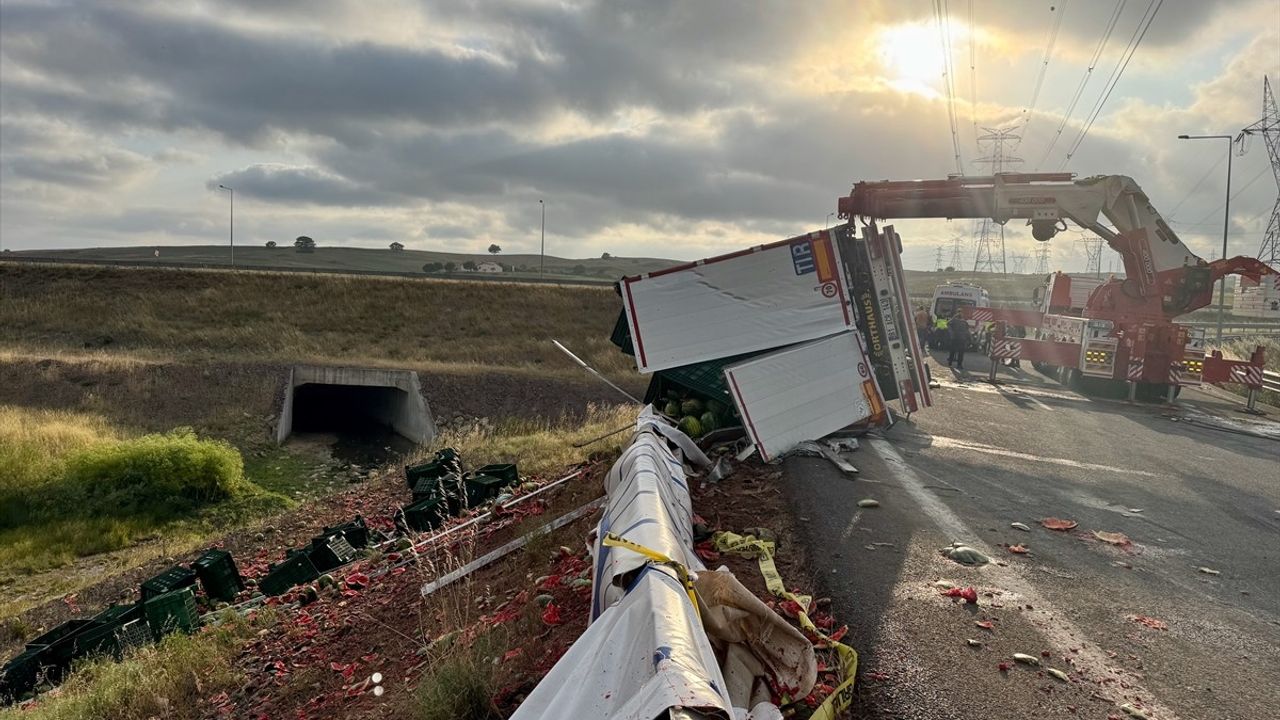 Kocaeli'de Tır Devrildi: 1 Ölü, 3 Yaralı