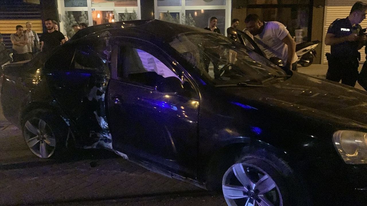 Kocaeli'de Tramvay Yolundaki Elektrik Direğine Çarpan Otomobilde 2 Yaralı