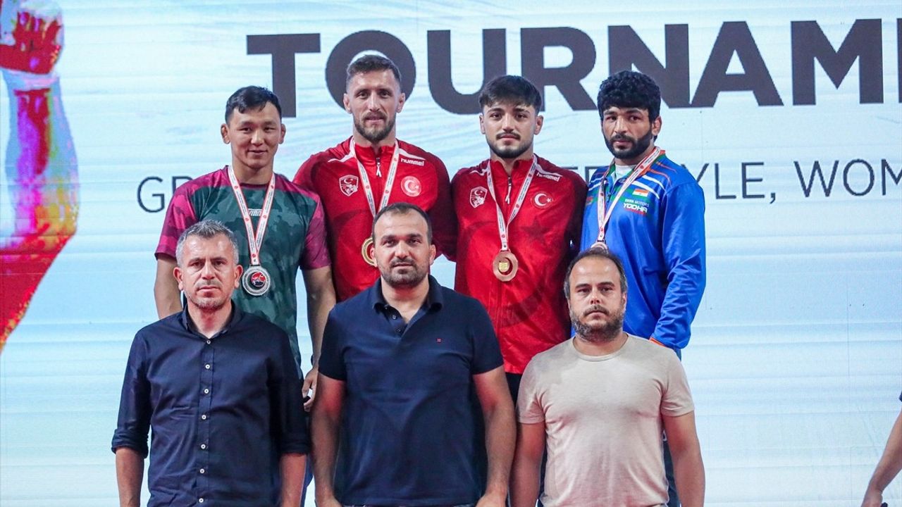 Kocaeli'de Uluslararası Güreş Turnuvası Tamamlandı