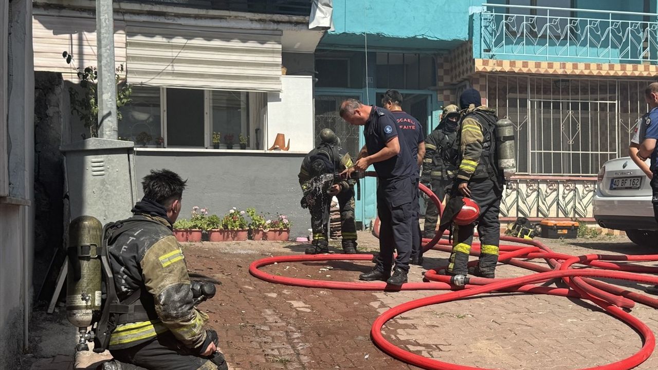 Kocaeli'de Yangında Mahsur Kalan 3 Kişiyi İtfaiye Kurtardı