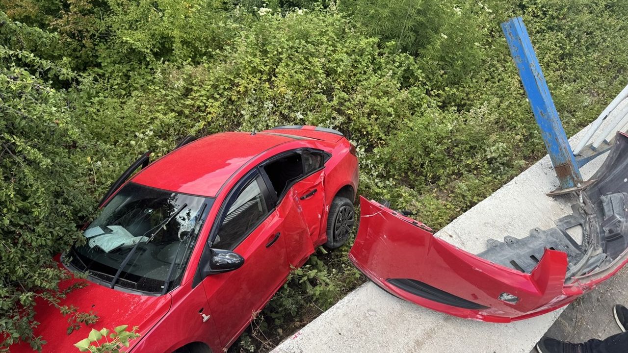 Kocaeli'de Yoldan Şarampole Düşen Otomobilde 4 Kişi Yaralandı