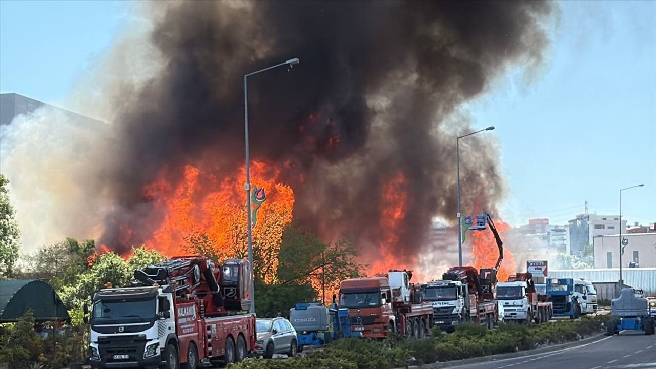 Kocaeli'deki Palet Fabrikasında Çıkan Yangın Kontrol Altına Alındı