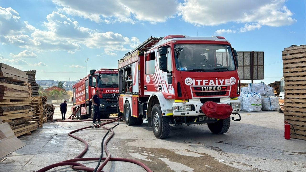 Kocaeli'deki Palet Fabrikasında Yangın Kontrol Altına Alındı