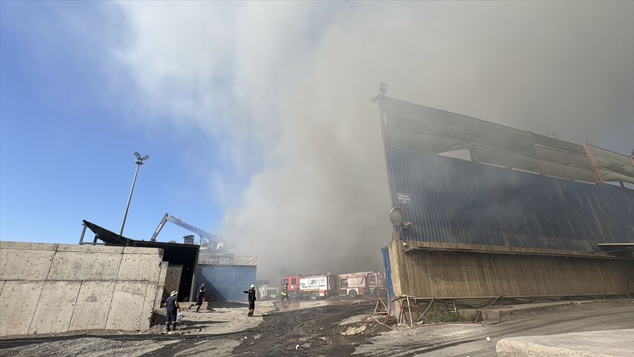 Kocaeli Gebze'deki Hurda Atık Depolama Sahasında Yangın Kontrol Altına Alındı