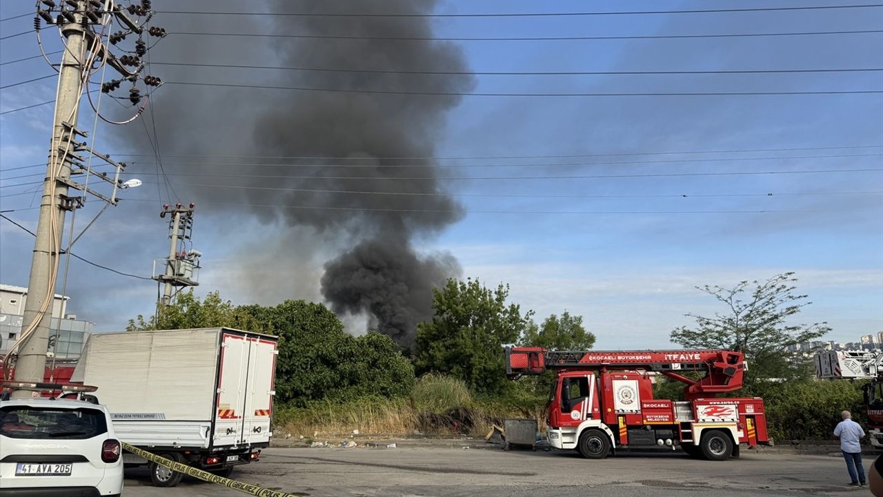 Kocaeli İzmit'te Geri Dönüşüm Tesisinde Yangın Kontrol Altına Alındı