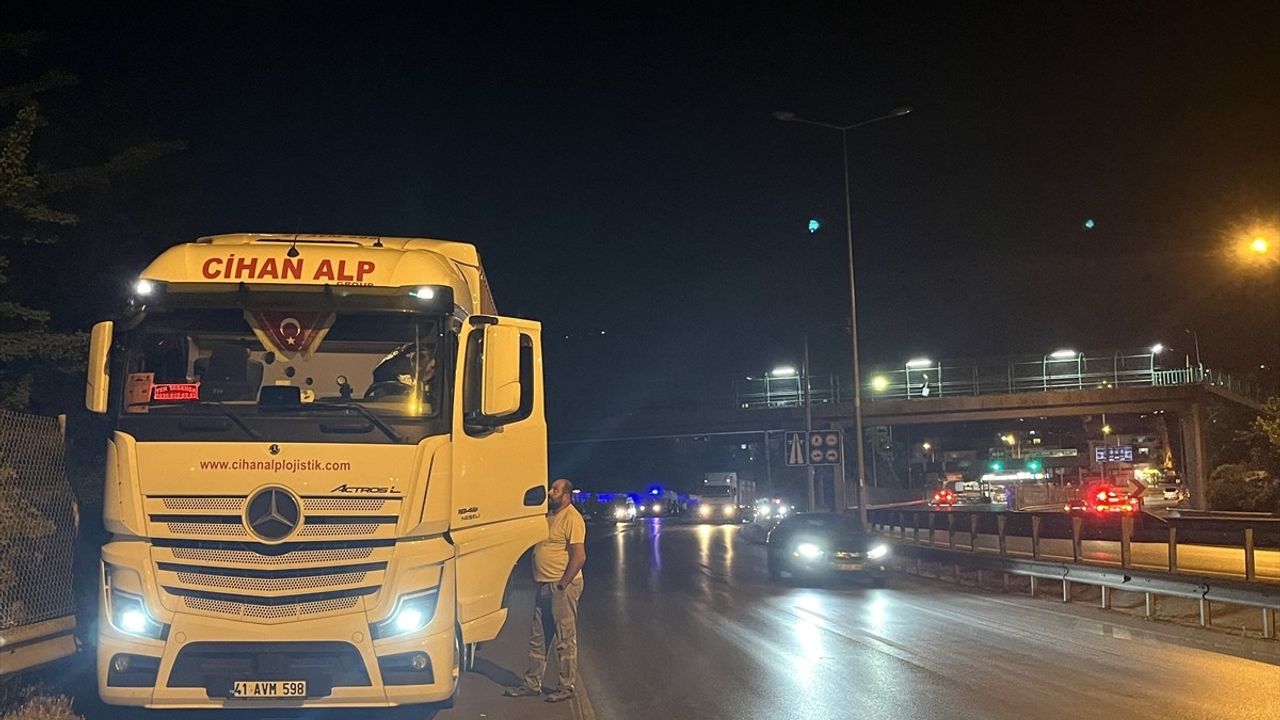 Kocaeli İzmit'te Tır ile Motosiklet Çarpıştı: 1 Ölü