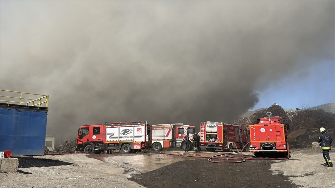 Kocaeli'nin Gebze İlçesinde Hurda Atık Depolama Sahasında Yangın Çıktı