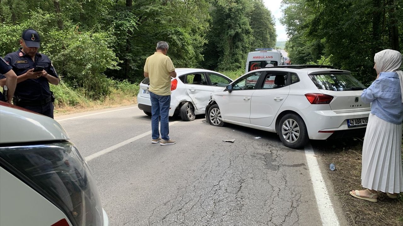 Kocaeli'nin Kartepe İlçesinde İki Otomobil Çarpıştı: 6 Yaralı