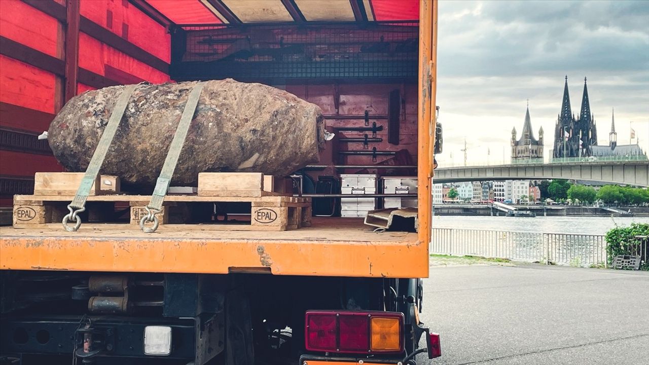 Köln'de İkinci Dünya Savaşı'ndan Kalma Bombaların İmhası İçin 20 Bin Kişi Tahliye Edildi