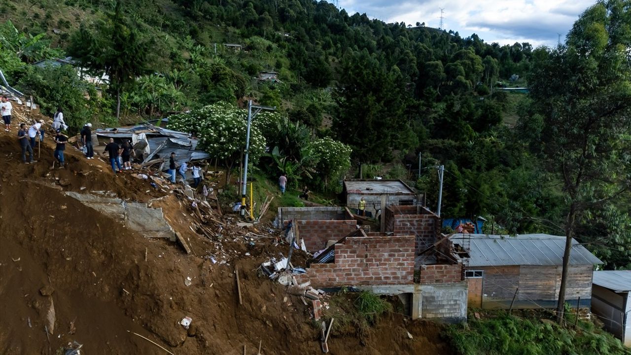 Kolombiya'daki Toprak Kaymasında Ölenlerin Sayısı 11'e Yükseldi