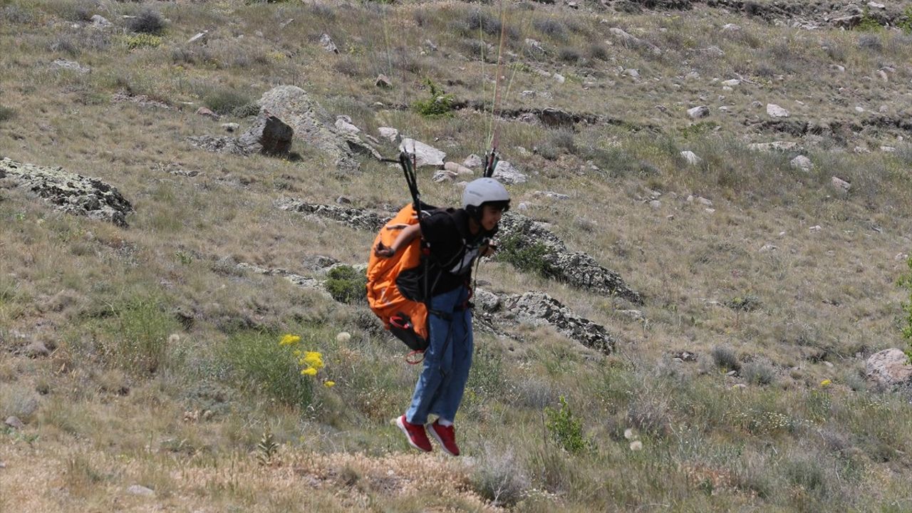 Konya'da 12 Yaşındaki Yamaç Paraşütçü Bedirhan Tosun'un Başarı Yolculuğu