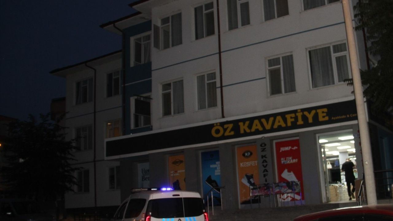 Konya'da Otel Penceresinden Düşen Çocuk Yaralandı