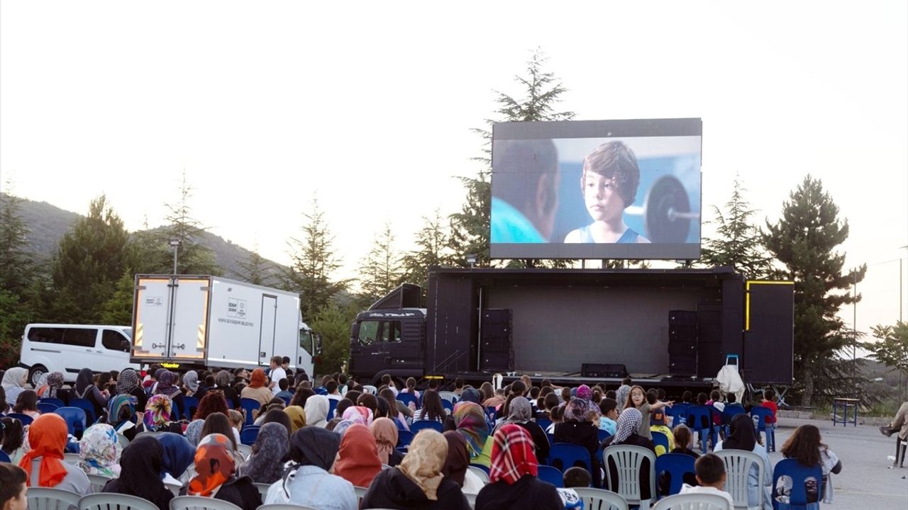 Konya'nın Sinema Tırı, Yaz Akşamlarını Renklendiriyor
