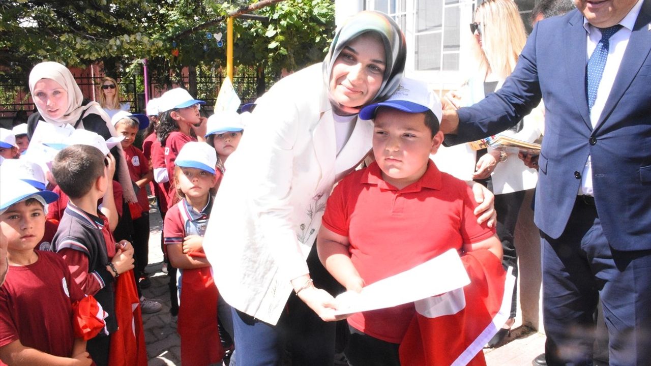 Konya ve Çevresinde Karnelerini Alan Öğrenciler Heyecan Yaşadı