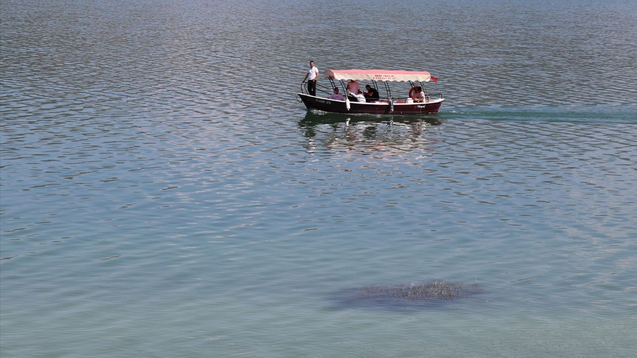 Kuraklık nedeniyle su seviyesi düşen Eğirdir Gölü dronla görüntülendi