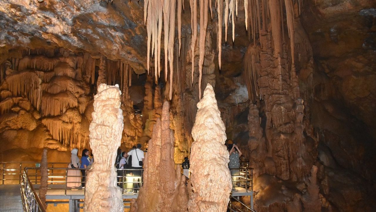 Kurban Bayramı'nda Karaca Mağarası'ndaki Yoğunluk Artışı