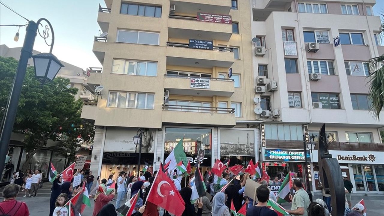 Kuşada'sında İsrail'in Gazze'ye Yönelik Saldırılarına Protesto Düzenlendi