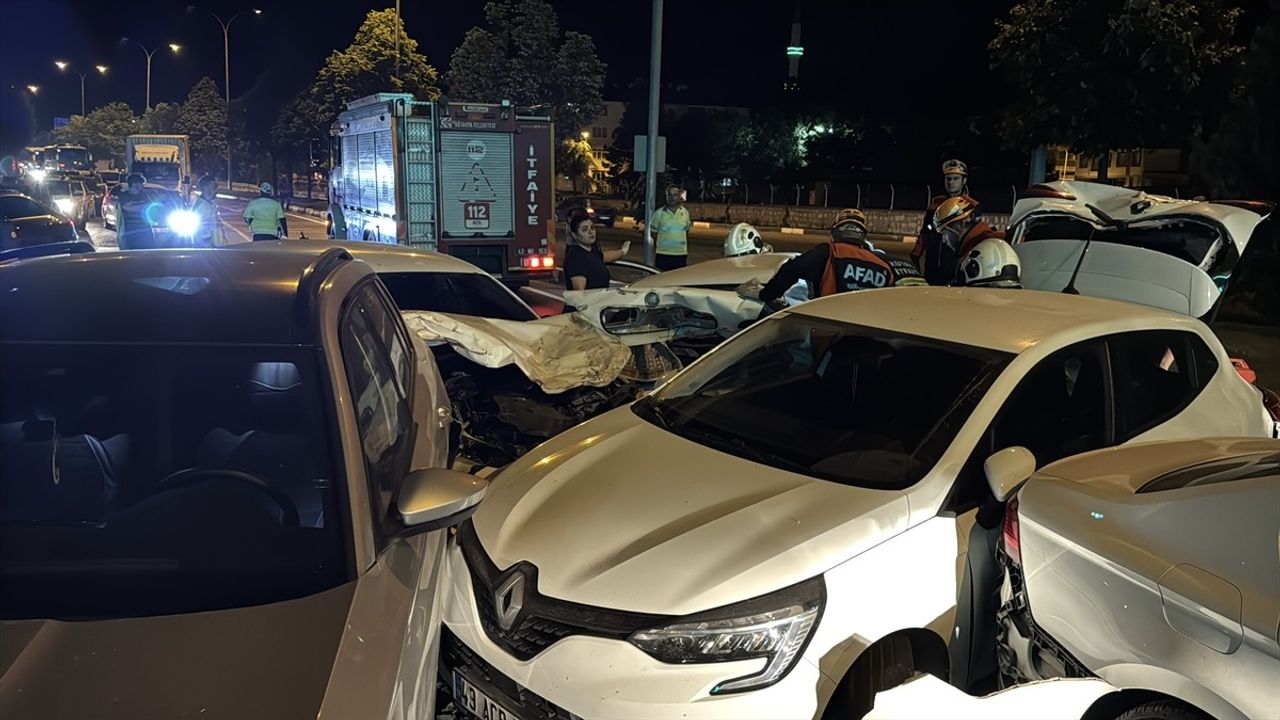 Kütahya'da 6 Araçlı Zincirleme Trafik Kazasında 4 Kişi Yaralandı